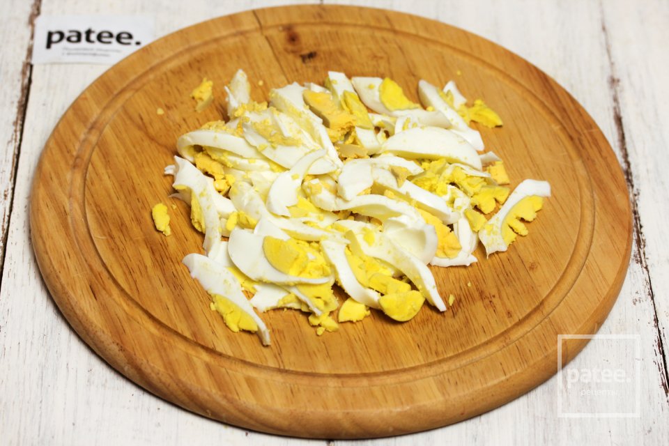Салат из куриных желудков с яйцами и овощами - Шаг 6