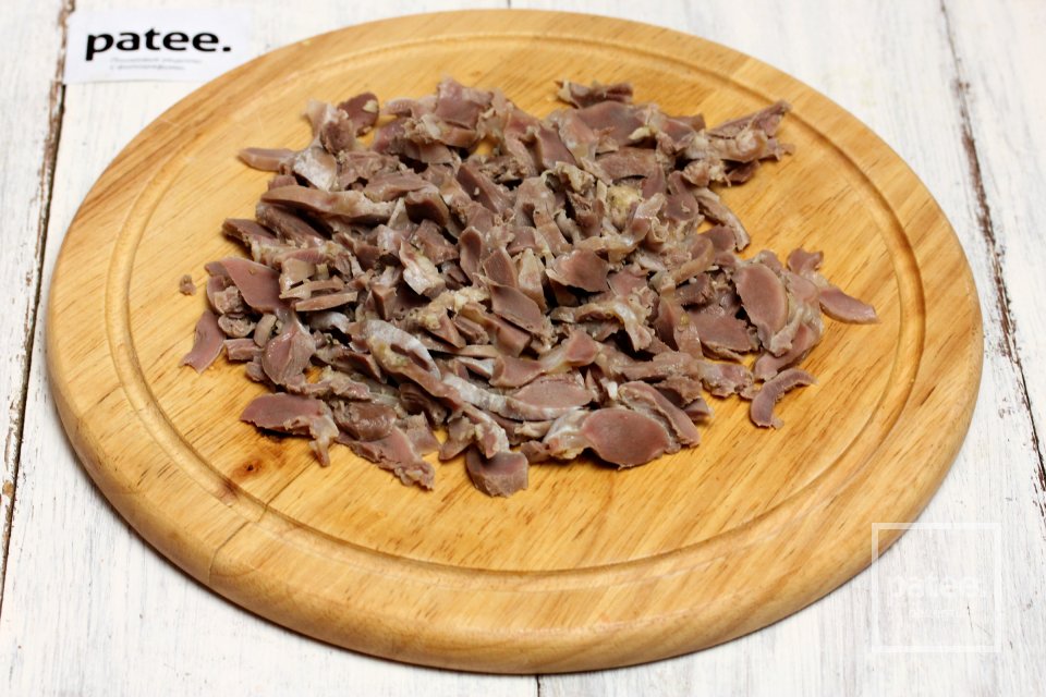 Салат из куриных желудков с яйцами и овощами - Шаг 7