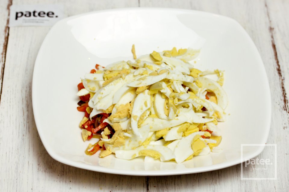 Салат из куриных желудков с яйцами и овощами - Шаг 8