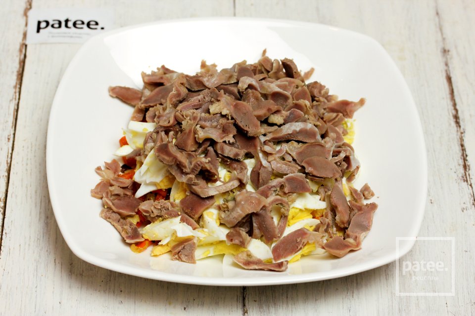 Салат из куриных желудков с яйцами и овощами - Шаг 9