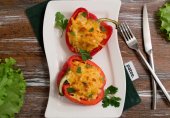 Запеченные перцы с курицей и сыром