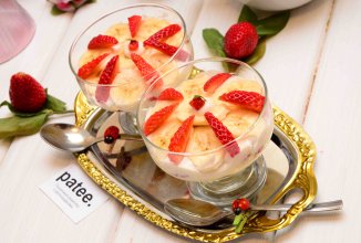 Десерт творожный с бананами и клубникой