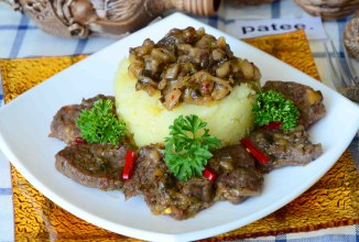 Говядина с грибами и сладким луком