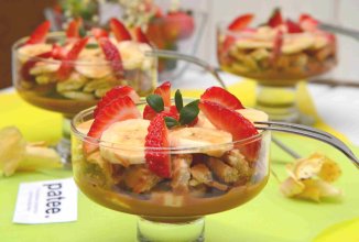 Десерт Сладкоежка с клубникой, печеньем и вареной сгущенкой