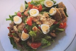 Салат с перепелинными яйцами и курицей