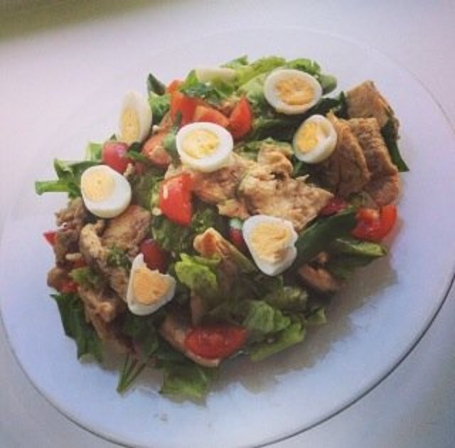 Салат с перепелинными яйцами и курицей