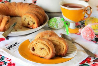 Пасхальное кольцо с изюмом и орехами