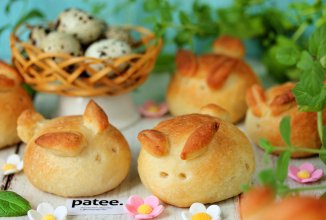 Пасхальные булочки с перепелиными яйцами