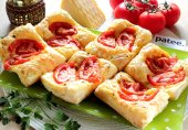 Слойки с помидорами и сыром