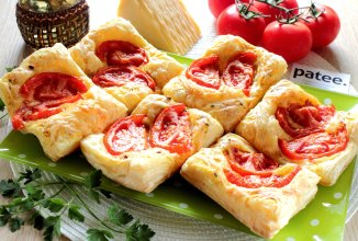 Слойки с помидорами и сыром