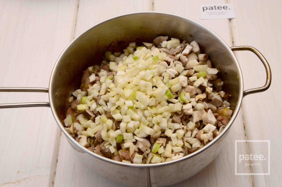 Жареное куриное бедро с грибами и фенхелем - Шаг 6