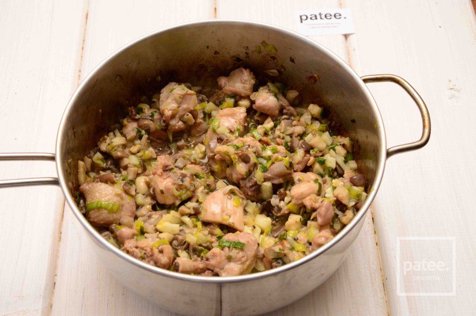 Жареное куриное бедро с грибами и фенхелем - Шаг 7