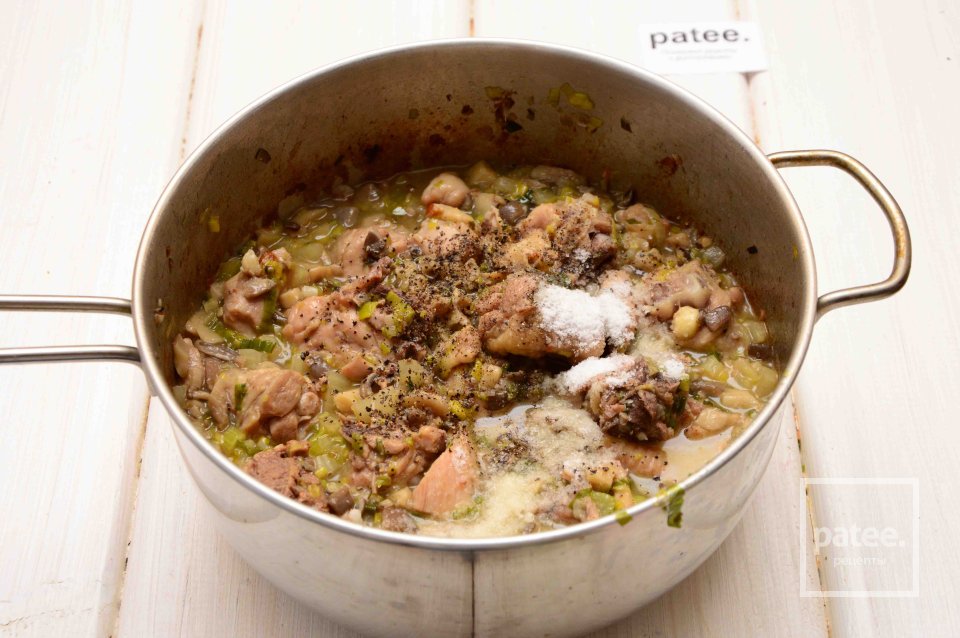 Жареное куриное бедро с грибами и фенхелем - Шаг 8