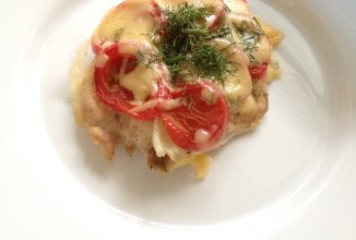 Курица под помидорами и сыром