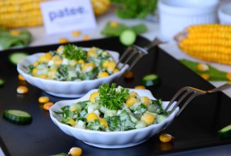 Салат с щавелем кукурузой и огурцами