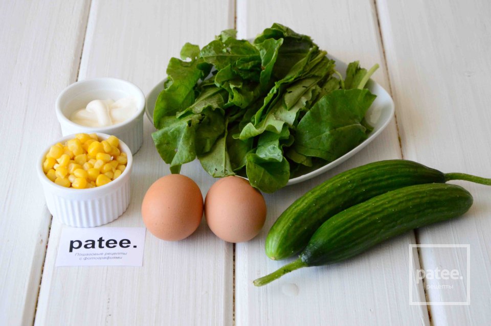 Салат с щавелем кукурузой и огурцами - Шаг 1