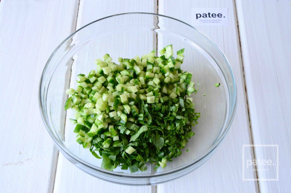 Салат с щавелем кукурузой и огурцами - Шаг 5