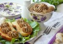 Закусочный крем из куриной печени и грибов