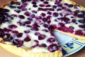 Вишневый пай со сметанной заливкой