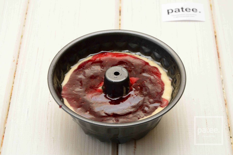 Банановый кекс с клубничным джемом - Шаг 8