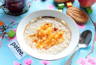 Овсянная каша с карамелизованными яблоками