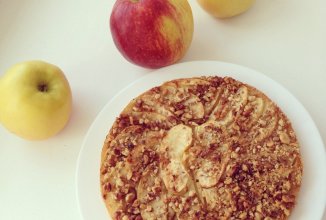 Пирог с яблоками и орехами