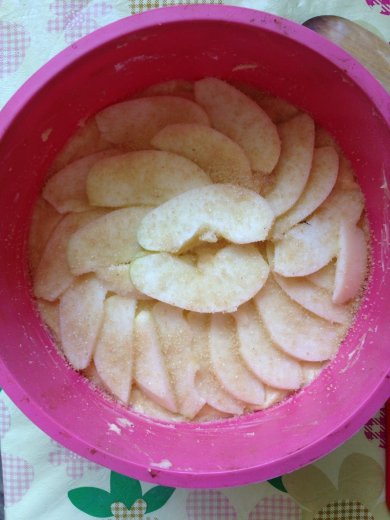 Пирог с яблоками и орехами - Шаг 4