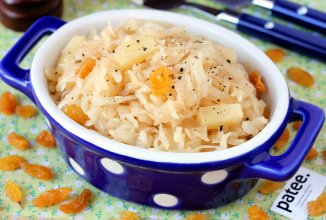 Капуста, тушеная с ананасами и изюмом