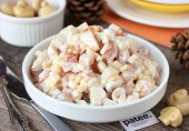 Салат с копчёной курицей, маринованными грибами и ананасами