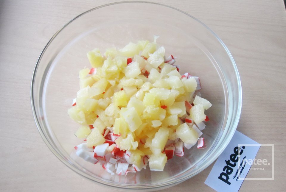 Салат с крабовыми палочками, ананасом и кукурузой - Шаг 3