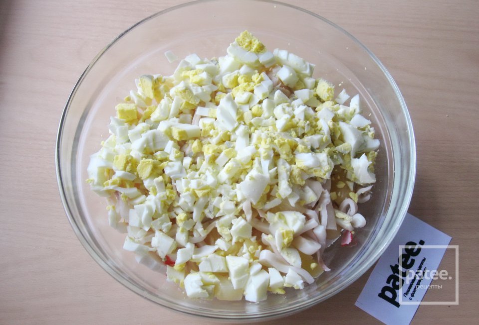 Салат с крабовыми палочками, ананасом и кукурузой - Шаг 5