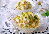 Салат с крабовыми палочками, ананасом и кукурузой