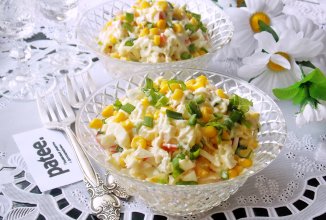 Салат с крабовыми палочками, ананасом и кукурузой