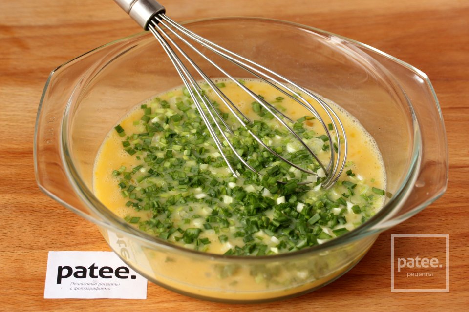 Омлет с куриной печенью и зелёным луком в мультиварке - Шаг 6