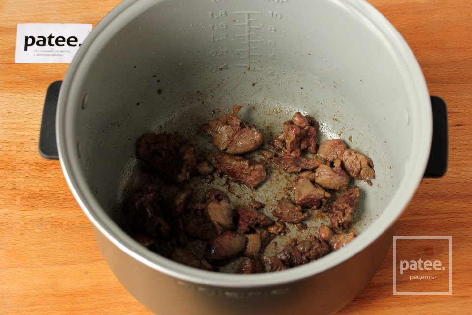 Омлет с куриной печенью и зелёным луком в мультиварке - Шаг 8