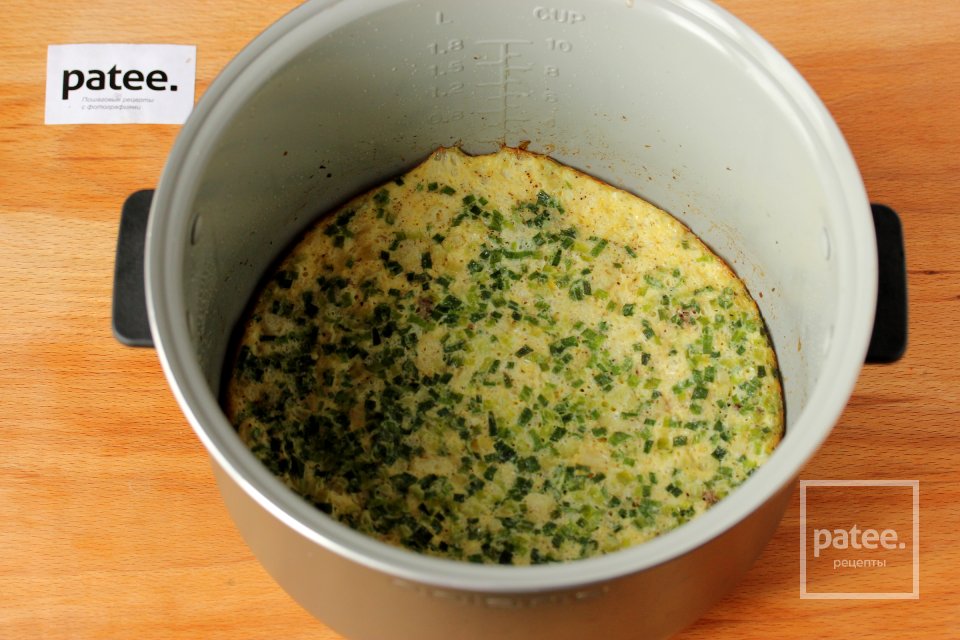 Омлет с куриной печенью и зелёным луком в мультиварке - Шаг 10