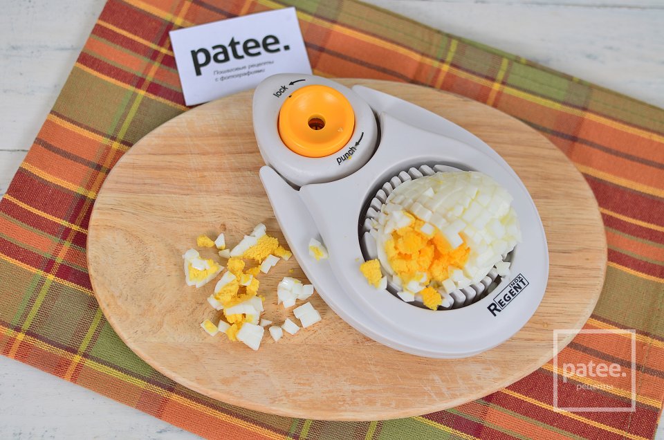 Салат с куриным филе, огурцом и яйцом Ратибор - Шаг 6