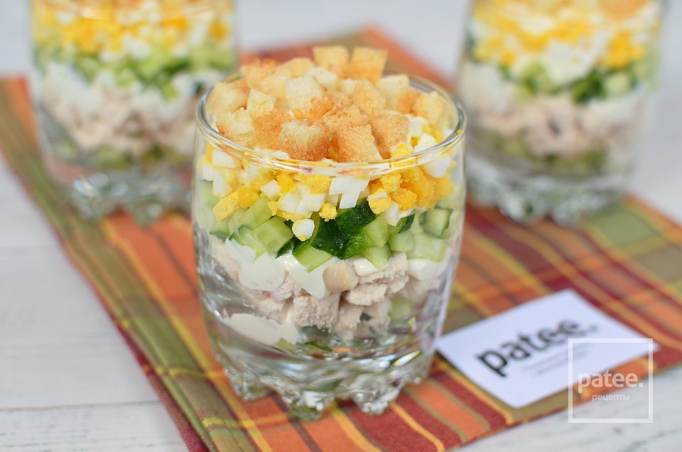 Салат с куриным филе, огурцом и яйцом Ратибор - Шаг 9