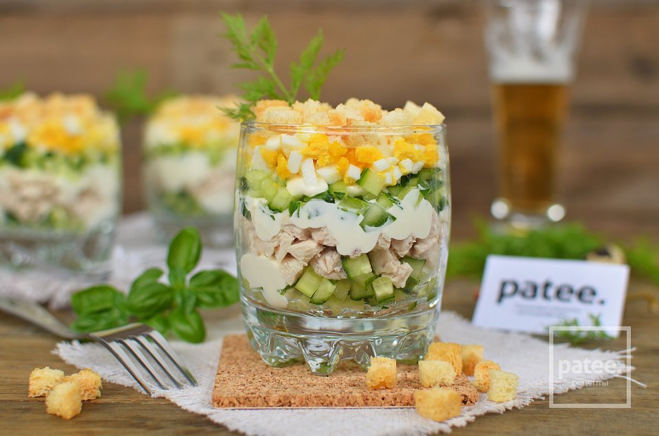 Салат с куриным филе, огурцом и яйцом Ратибор - Шаг 10