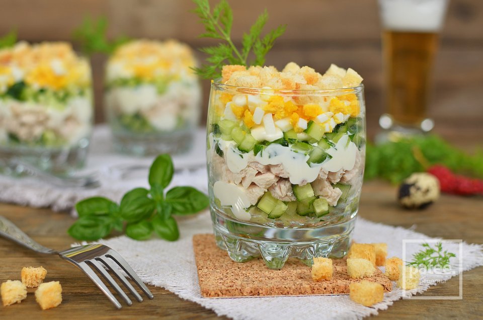 Салат с куриным филе, огурцом и яйцом Ратибор - Шаг 11