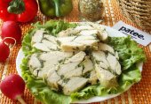 Мясной рулет с травами и шпинатом на пару