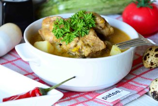 Тушеная курица с кабачками