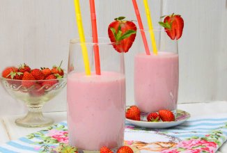 Клубничный коктейль с кефиром