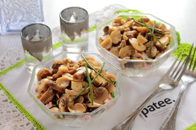 Рецепт Салат с маринованными грибами