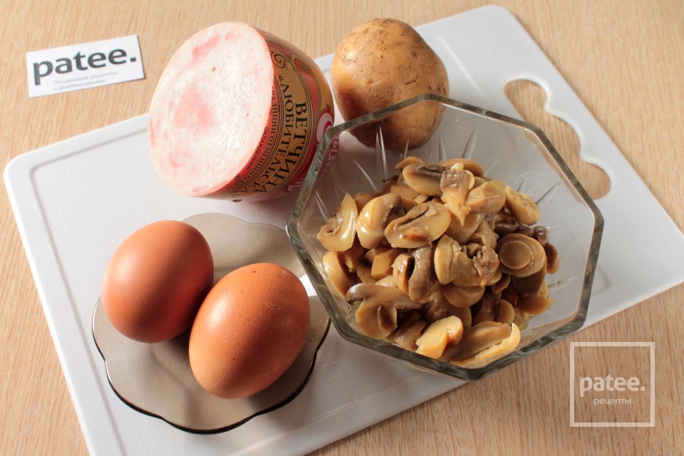 Салат с маринованными грибами - Шаг 1