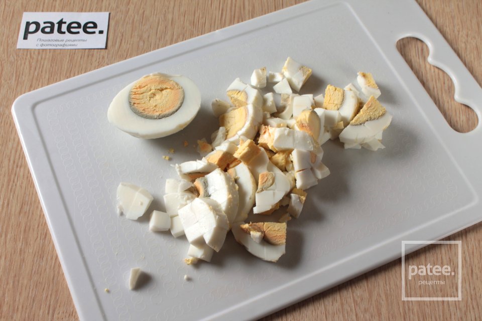 Салат с маринованными грибами - Шаг 2