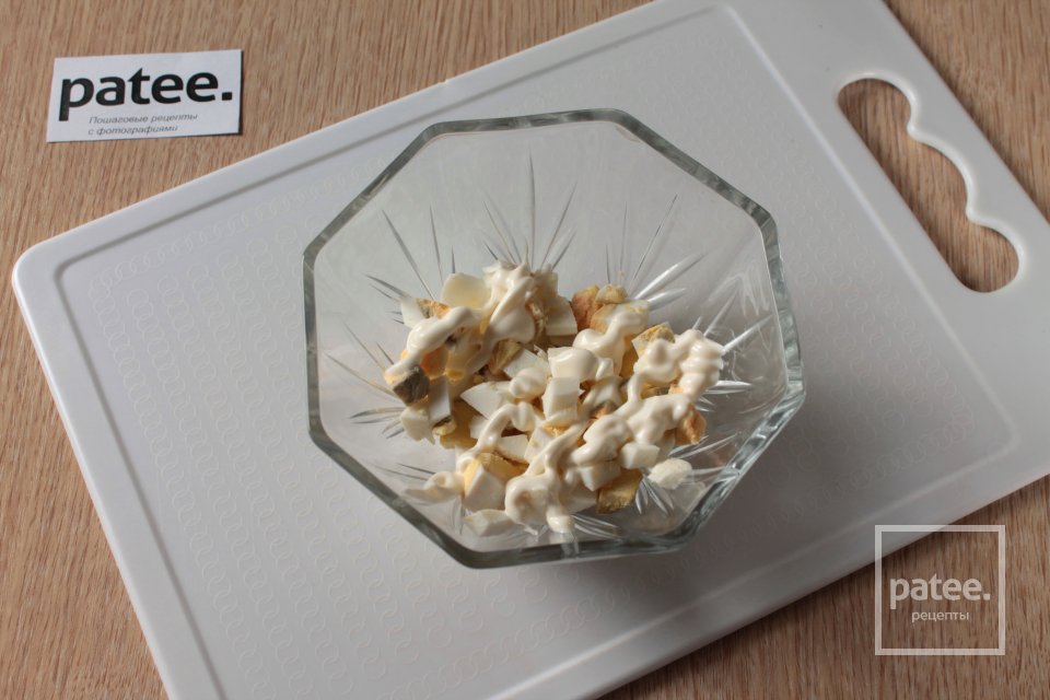 Салат с маринованными грибами - Шаг 5