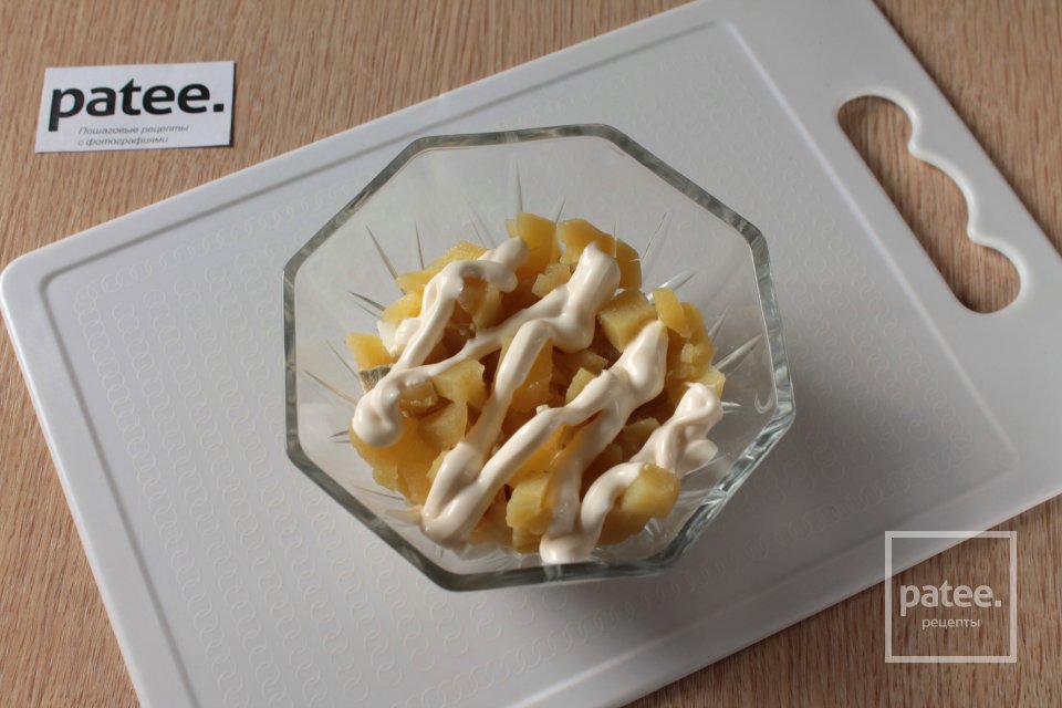 Салат с маринованными грибами - Шаг 6