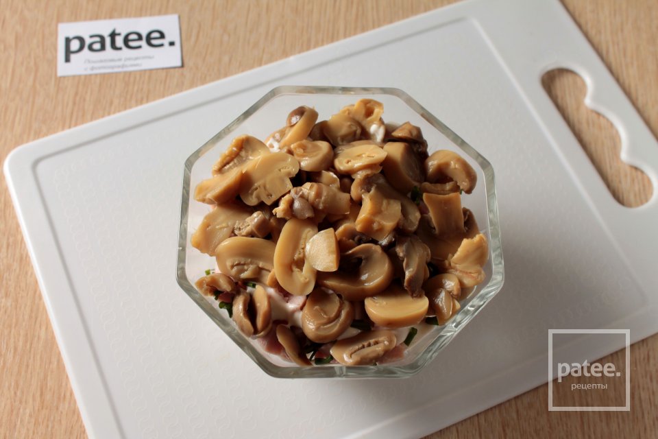 Салат с маринованными грибами - Шаг 9
