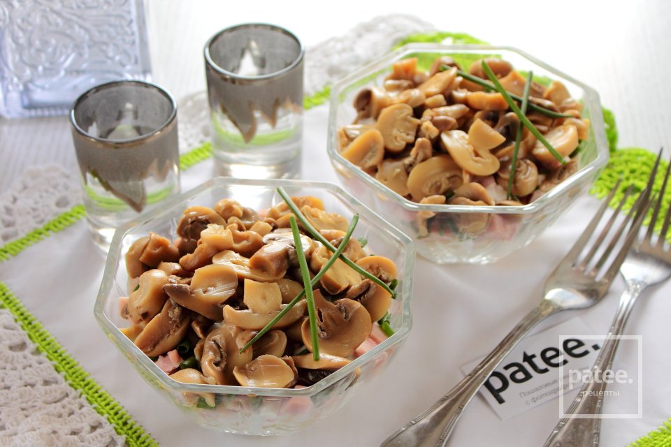 Салат с маринованными грибами - Шаг 10